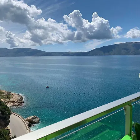 Hakunna Matata & * Vlore
