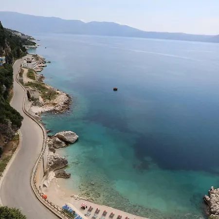 Hakunna Matata & * Vlore